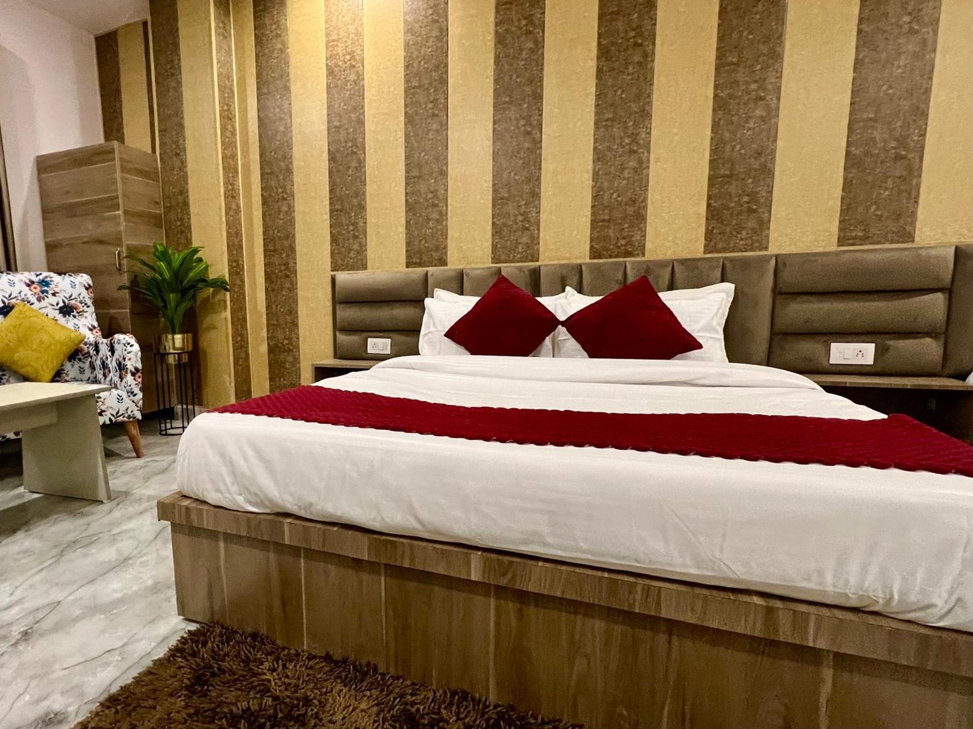 Hotel Laa Meridian - Heart Of Haridwar Exterior photo